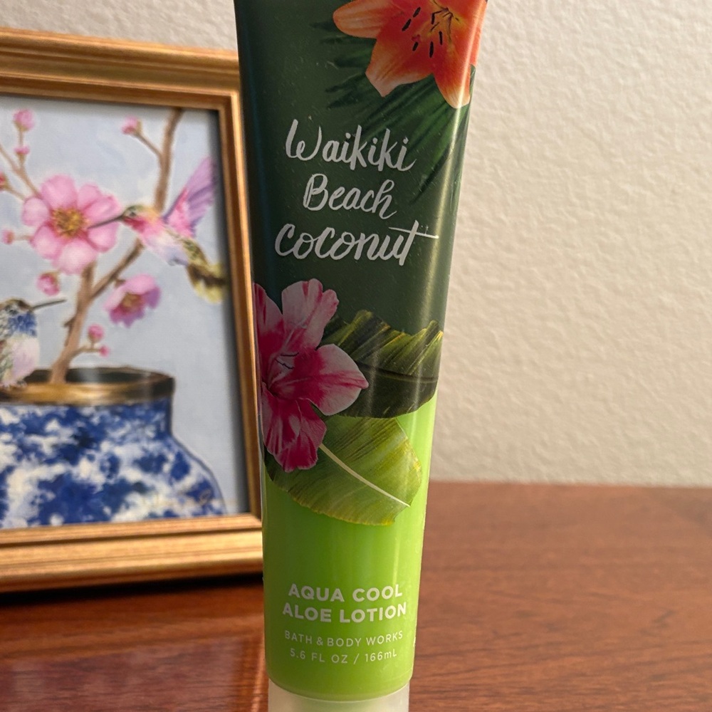 Bath & Body Works Waikiki Beach Coconut Lotion - Dark Green & Light Green - Picture 2 of 3